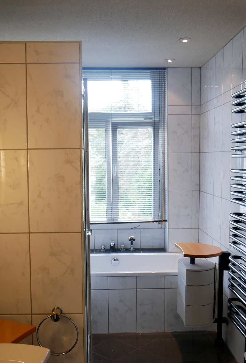 Dusche und Badewanne in der Ferienwohnung in Dresden