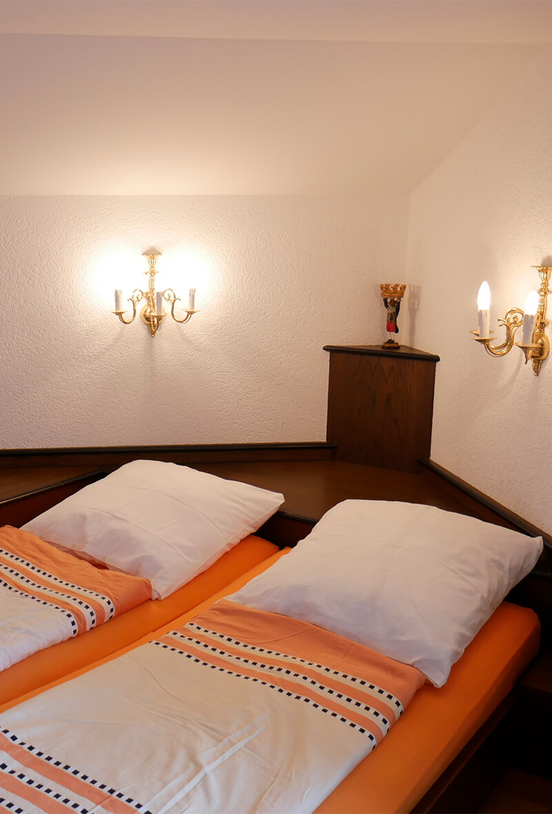 Schlafzimmer mit Doppelbett in der zentral gelegenen Ferienwohnung